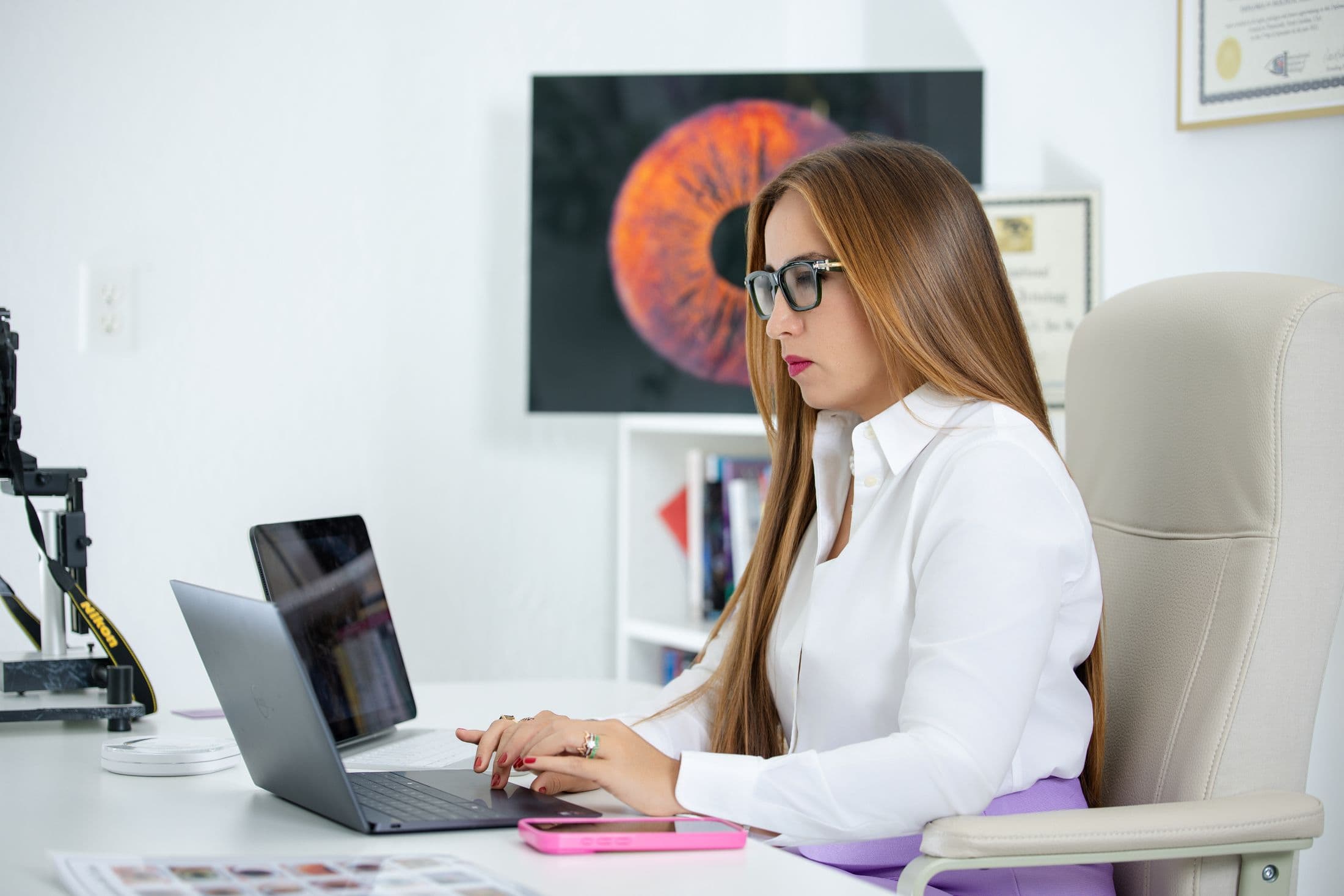 María Fernanda junto a una pantalla con un iris ampliado