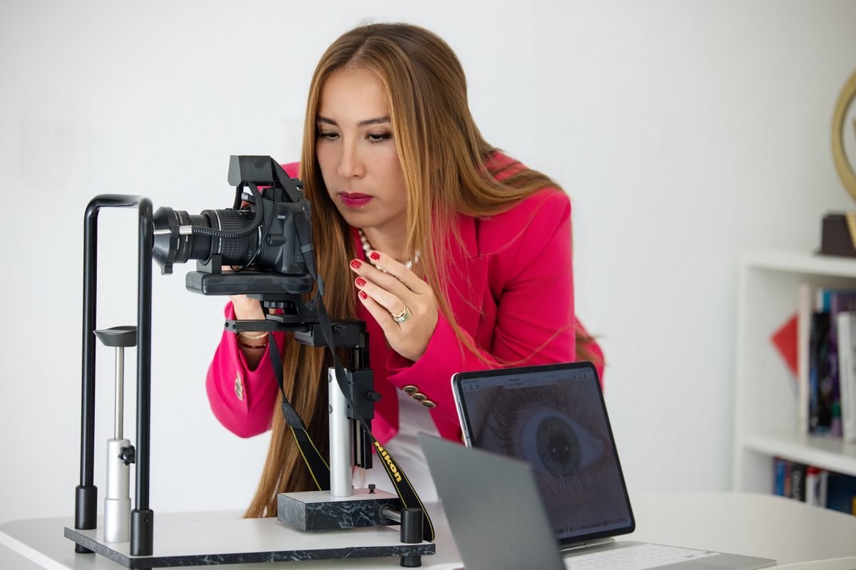 María Claros analizando personalmente la fotografía de un iris